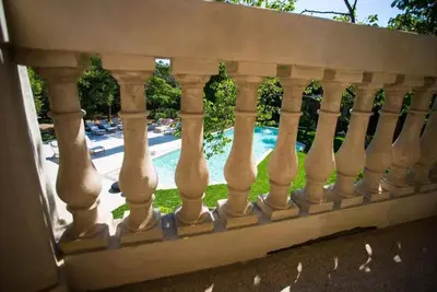 Image de The elegant resort has various houses with independent entrances from the park