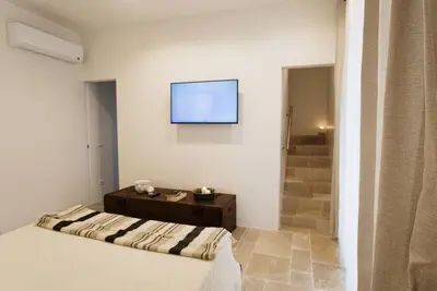 Image de The elegant resort has various houses with independent entrances from the park
