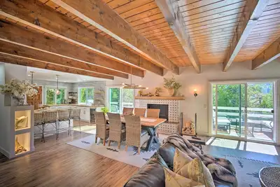 Image de Picturesque Cabin: 2 Balconies, Walk to Lake!