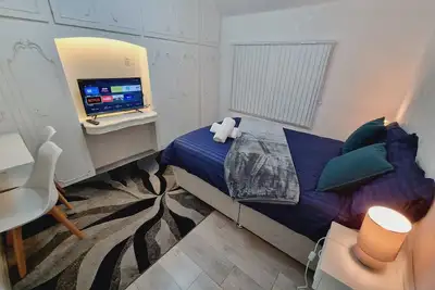 Image de Luxury 3 Bedrooms, 3  Bathrooms, Entire House, Parking, WiFi & Garden.