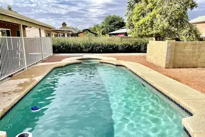 Image de Great location close to Downtown Gilbert! Home features pool.