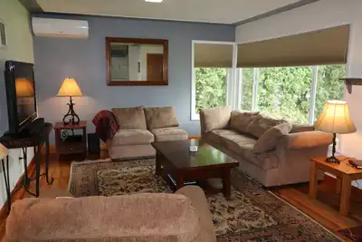 Image de Sweet 3 Bedroom, Walk to Main St!