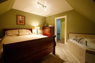 Downtown Liverpool, elegant garrett penthouse, Jacuzzi for two.