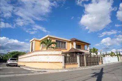 Image de Beautiful home with a private pool-15 mins from Santiago airport
