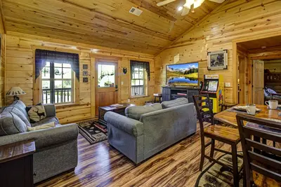 Image de Cozy Private Cabin! 3BD2Bath/Hot Tub/Gsm/Lake/Pool/Pet-friendly/Gated community
