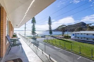 Image de Shoal Towers, 4/11 Shoal Bay Road straight across the road to the beach