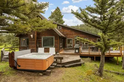 Image de Grassy Ridge -Tranquil retreat with views in the Bridger Canyon with hot tub!