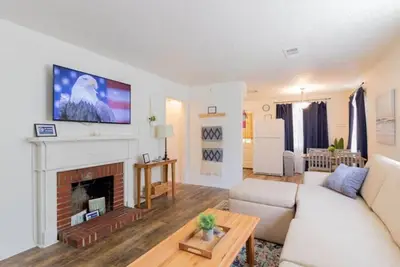 Image de Centrally Located- The Delightful Doubles Unit E