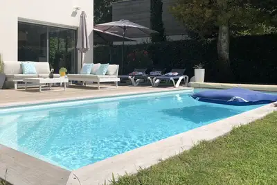 Image de Villa contemporaine proche plage et centre ville piscine  chauffée et vélos.