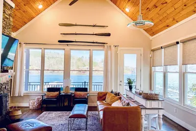 Image de Waterfront family home on Smith Lake