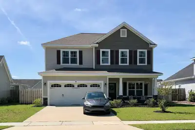 Image de Roomy house close to the beaches! Community pool +bar room and garage