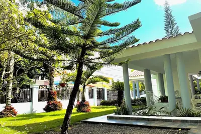 Image de Large 3 Bd home w/Ac, Beautiful Yard, Best location