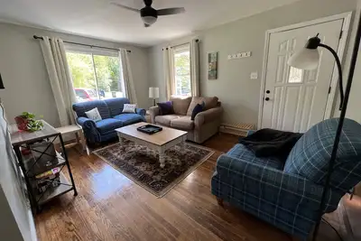 Image de 3 Br renovated home, near downtown Raleigh, privacy fenced backyard!