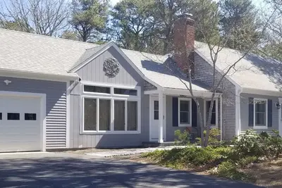 Image de Renovated 4br/2ba expanded Cape on private quiet street