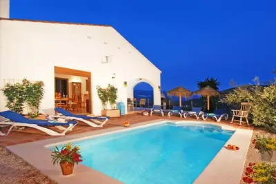 Image de Villa Roble, 8 pers, Piscine CHAUFFÉE, Wifi, Bbq, Petfriendly, vue magnifique