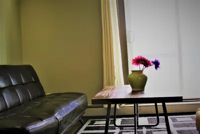 Image de Cozy and lovely 1 bedroom apartment w free parking premise