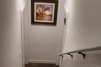 Image de Adorable 1 bed room legal basement suite