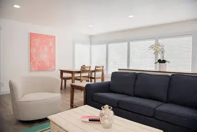 Image de Family/pet friendly home, sleeps 6. Hot tub, beach, Promenade, dining, shopping- walkable