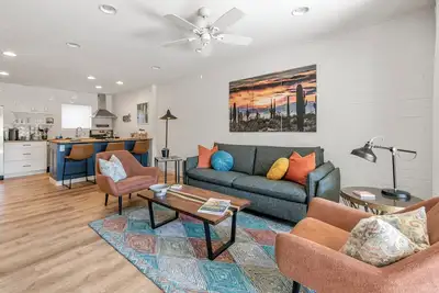 Image de Walk to Old Town, Heated Pool, Fast Internet, Continental Breakfast included.