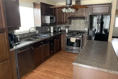 Image de Beautiful 3-Bedroom Bungalow in Downtown Kingston- 5 Minutes from Lake Ontario