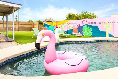 Image de The Desert Inn - Centrally located home. 4br with pool. Sleeps up to 10!