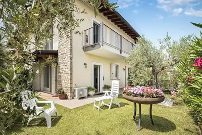 Image de Appartement de vacances idyllique avec jardin, terrasse, climatisation et Wi-Fi