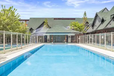 Image de Relaxing Chalet - Heated Pool & Hot Tub - Pet Friendly