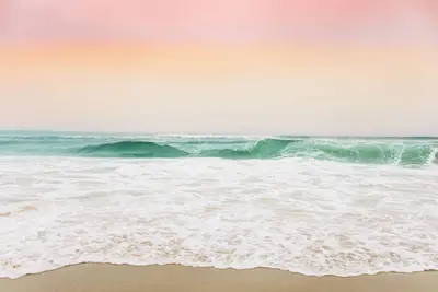 Image de Pup-Friendly Obx Home, Shiplap Charm & Walk-In Showers