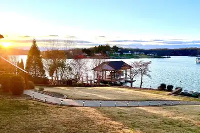 Image de Dockside Daze-Prime Waterfront Loc w/ Amazing View, Firepit, Tiki Bar, Lrg Dock