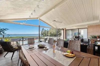 Image de The Lake House - Luxury home with Pool.