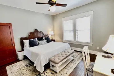 Image de Beautifully restored 4 bedroom 1924 Craftsman Style Southern home w/ Gas Range