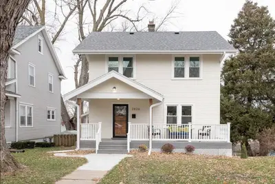 Image de Charming mid-century home in Historic Omaha.