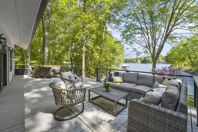 Image de Living the Dream: Luxurious Lakeside Home with New Private Pool and Poolhouse