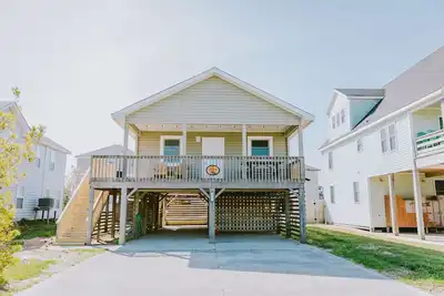 Image de Steps to the Beach! Renovated 2021! Hot Tub! Minutes to Grocery Stores & Dining!