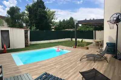 Image de Maison familiale climatisée avec piscine