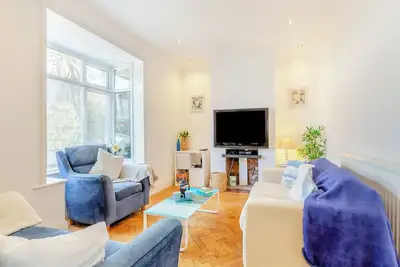 Image de Sansavino is a charming 3-bedroom holiday home in Preston, Paignton, sleeping six.