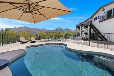 Image de Nestled in the beautiful desert of Tucson, this home will take your breath away.
