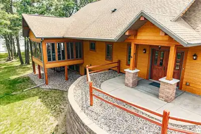 Image de One Of A Kind Family Beach Front Home On Lake Petenwell  - Pet Friendly