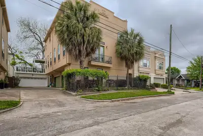 Image de Spacious Vintage Townhome in The Heart of Houston!