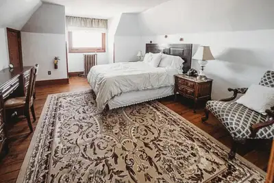 Image de Entire 3rd Floor of Historic Mansion!