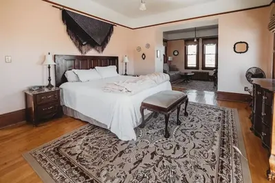 Image de Sorrentino Suite · Grand Suite in Charming Historic Mansion!