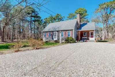 Image de Charming home with WiFi, gazebo, deck, gas grill, & great location - dogs Ok