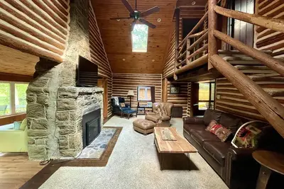 Image de *New Listing to Vrbo* Lovely Lakefront Log Cabin in Medford Lakes