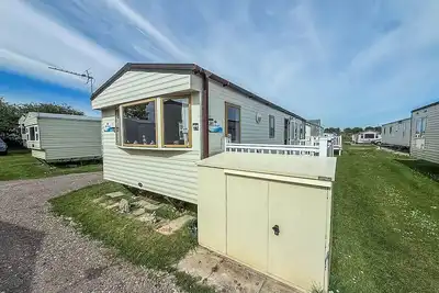Image de 8 berth caravan with decking at Sunnydale in Lincolnshire ref 35087s