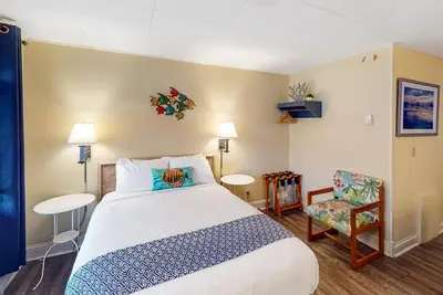Image de Retro beach room with fast WiFI - walk to downtown shops & restaurants