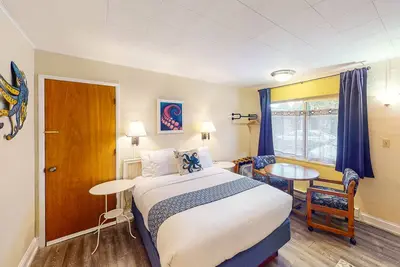 Image de Retro getaway near beach with fast WiFI - walk to downtown shops & eateries