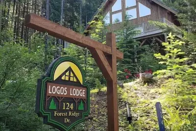 Image de Tri-level, 10-guest, 4 bedroom, 2 bathroom home with hot tub and game room.