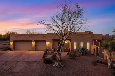 Serene Scottsdale Home:Heated Pool, HotTub, FirePit, Putting Green & Mountain Views