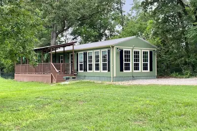 Image de Guest house 10 min from Canton. Full kitchen. Spa. Fire pit. High Speed WiFi.