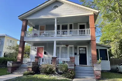 Image de Charming Upper Level Ardsley Park Duplex